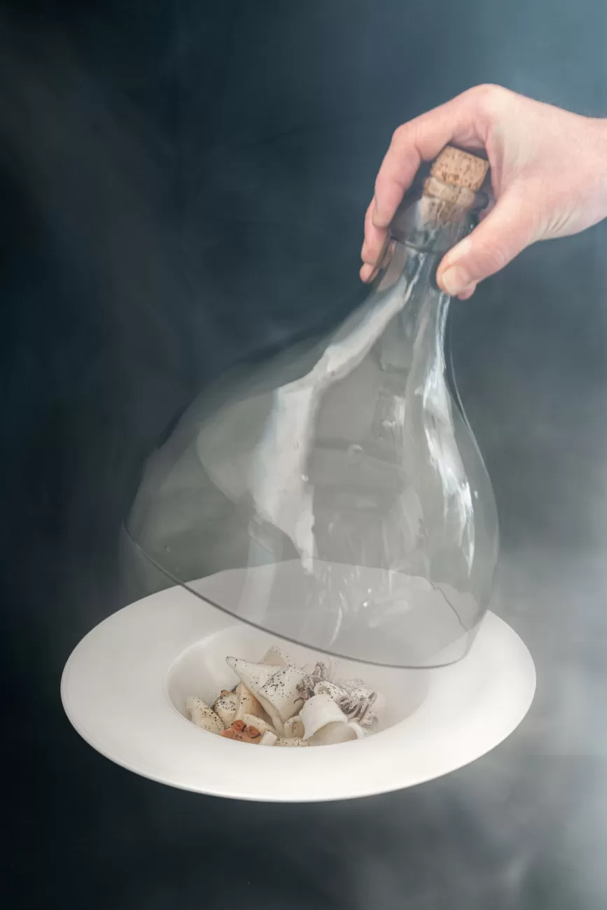 Insalata di calamari affumicati con agrumi e verdure fresche – fotografia food professionale
