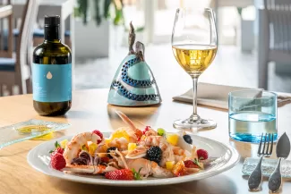 Catalana Sgusciata con contorno di frutta e verdure fresche, piatto simbolo del Ristorante Da Mirko – Cecina, Toscana