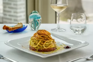 Spaghetti zenzero, pistacchio, tartare di tonno e la sua bottarga, piatto simbolo del Ristorante Da Vi – Cecina, Toscana