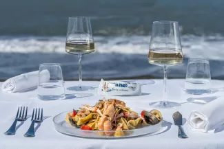 Pappardelle ai frutti di mare servita con vista mare – Ristorante Il Faro, Marina di Cecina