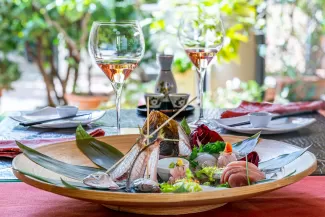 Sashimi di pescato del giorno, un piatto che esalta la freschezza del pesce locale e la cura nella selezione degli ingredienti, simbolo dell’Enoteca Vinalia – Cecina, Toscana