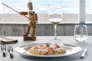 Risotto al cruditè di gamberi e burrata servito al Ristorante Acquapazza a Cecina.