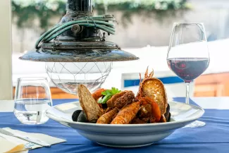 Cacciucco alla livornese senza lische, piatto simbolo della Ristopescheria Da Mery – Marina di Cecina, Toscan