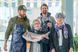 Ritratto di Mery e della sua famiglia nel loro locale, Ristopescheria Da Mery, Marina di Cecina