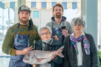 Ritratto di Mery e della sua famiglia nel loro locale, Ristopescheria Da Mery, Marina di Cecina