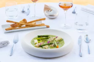 Vellutata di asparagi con mazzancolle crude e calamari al vapore, piatto iconico del Ristorante El Volver